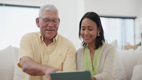 Tableta,-Hablar-O-Una-Feliz-Pareja-De-Ancianos-En-Las-Redes-Sociales