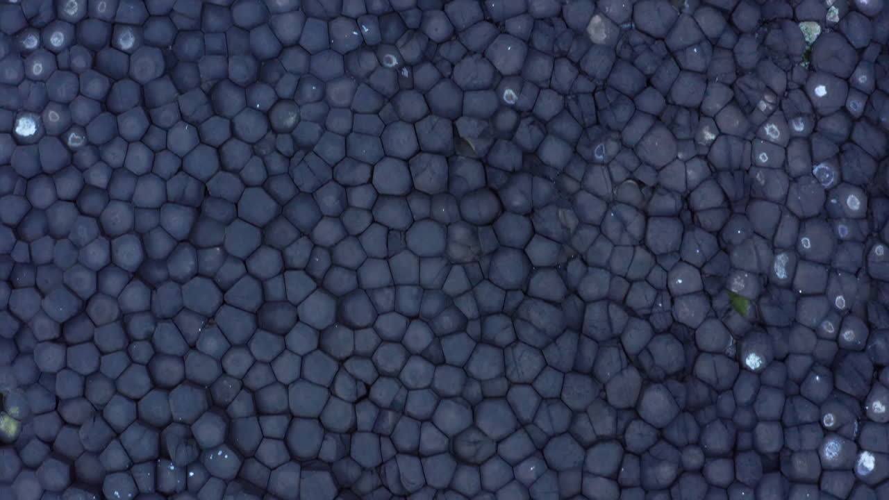 espectacular antena de arriba hacia abajo sobre la calzada de los gigantes de irlanda del norte