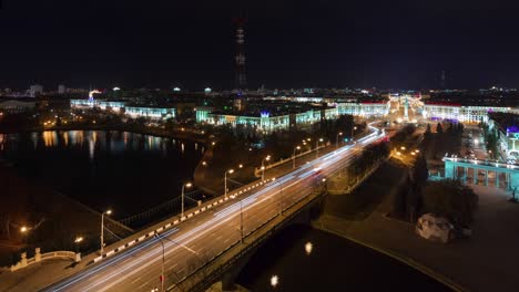 noche iluminada minsk plaza de la victoria tráfico avenida techo panorama 4k lapso de tiempo bielorrusia