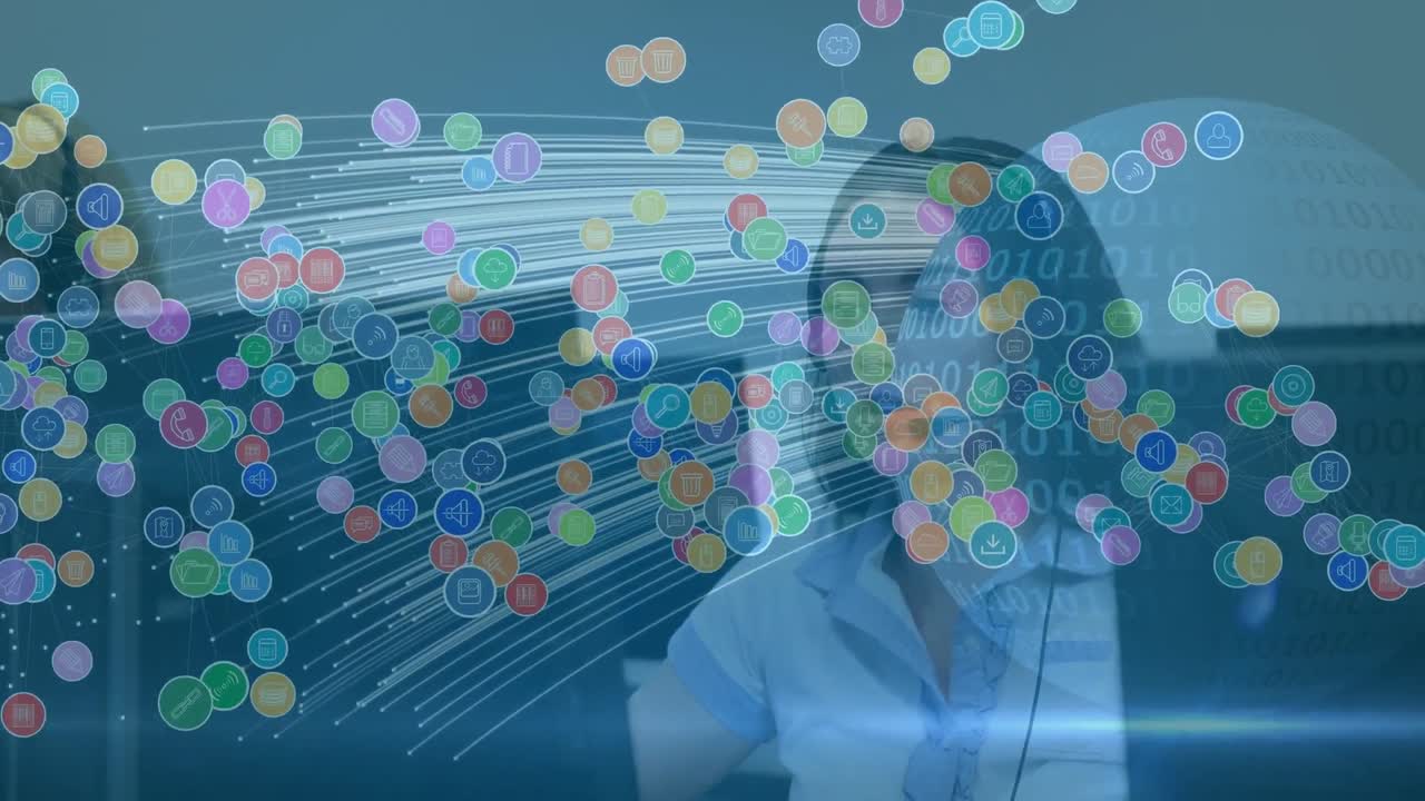 múltiples iconos digitales y rastros de luz contra una ejecutiva de atención al cliente que trabaja en la oficina