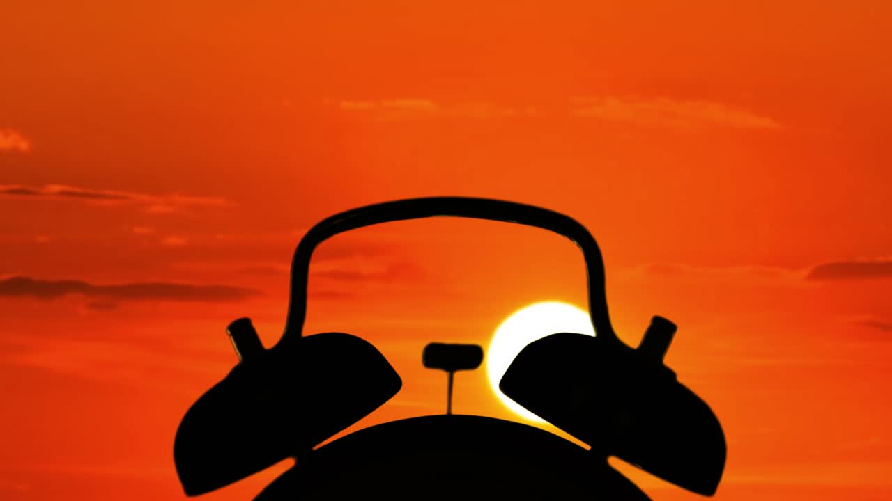 아침 일출 시간에 울리는 알람 시계의 실루의 타임 라페스, 4k 해상도로 전문적으로 촬영된 사진입니다.