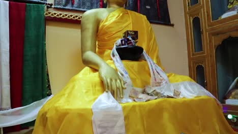 Buddha-Statue-Im-Buddhistischen-Kloster,-Innenansicht-Am-Morgen-Aus-Einem-Anderen-Blickwinkel.-Das-Video-Wurde-Am-22.-März-2023-In-Manali,-Himachal-Pradesh,-Indien,-Aufgenommen