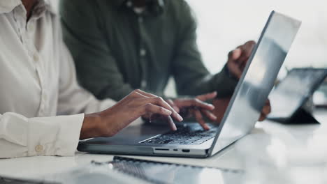 Laptop,-Hände-Und-Ein-Geschäftsmitarbeiter-Beim-Tippen