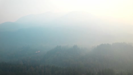 Von-Rechts-Nach-Links:-Drohnenaufnahmen-Von-Stark-Rauchigen,-Nebligen-Und-Nebeligen-Berggipfeln