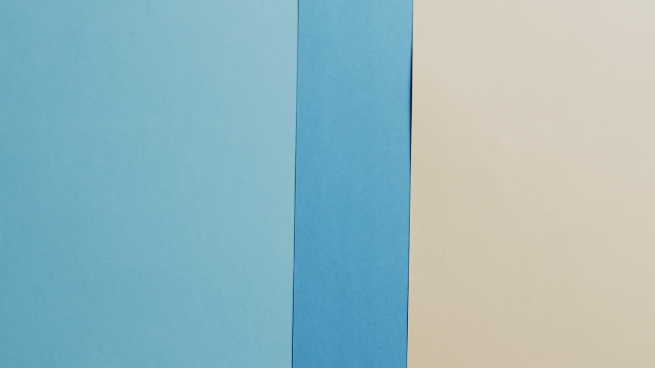 슬로우 모션으로 복사 공간을 가진 빈 카드와 파란 카드의 클로즈업