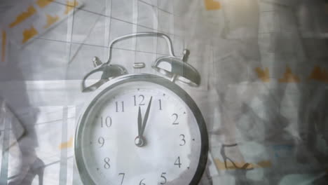 animación de reloj en movimiento sobre gente de negocios caminando