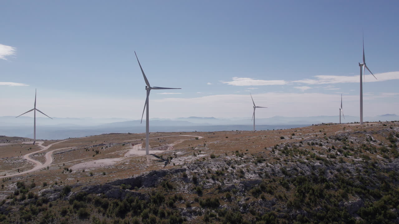 vista aerea di una fattoria di turbine eoliche