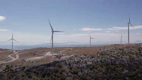 Vista-Aérea-Del-Parque-De-Turbinas-Eólicas