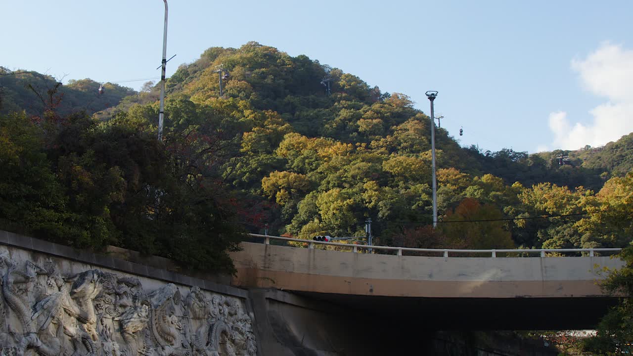 Cabine della funivia sulla funicolare di Nunobiki che sale sulla montagna a Kobe, Giappone