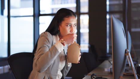 Oficina,-Computadora-Y-Mujer-Con-Comida-Rápida-En-El-Escritorio