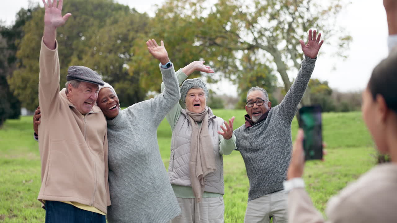 웨이브, 전화 및 고령 친구의 사진
