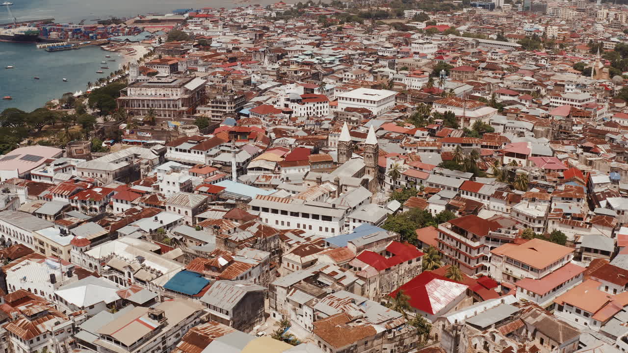 vista superior de los tejados y calles de la ciudad de piedra de zanzíbar en un día claro y soleado