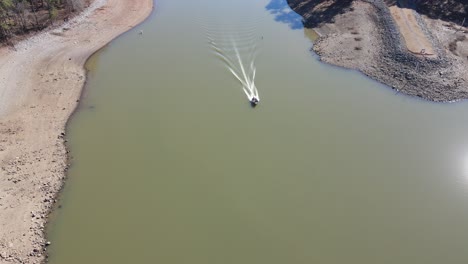 Un-Barco-Que-Se-Mueve-En-Un-Lago-Drenado