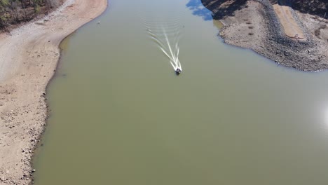 un barco que se mueve en un lago drenado