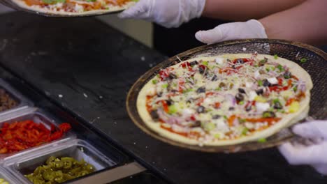 haciendo pizza en la cocina en el restaurante para almorzar con el presidente