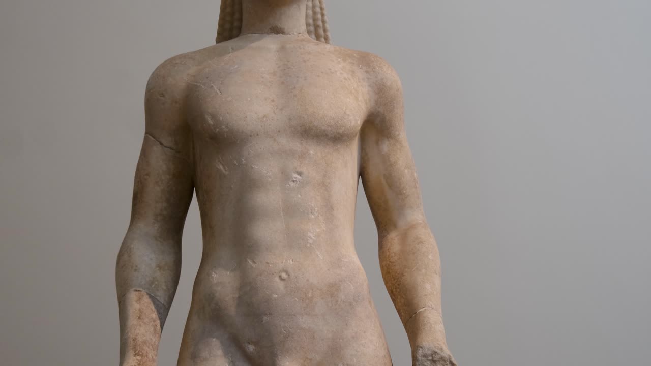tiro inclinado de btatue de un kouros