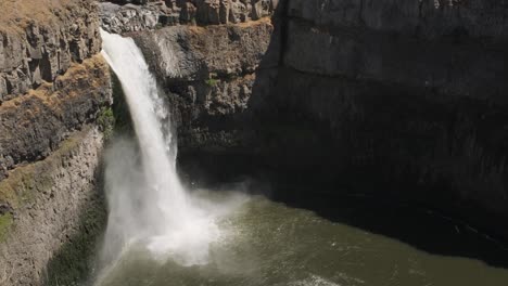 Dramatic-Palouse-Falls-sends-up-spray-mist-from-pool-below,-Washington