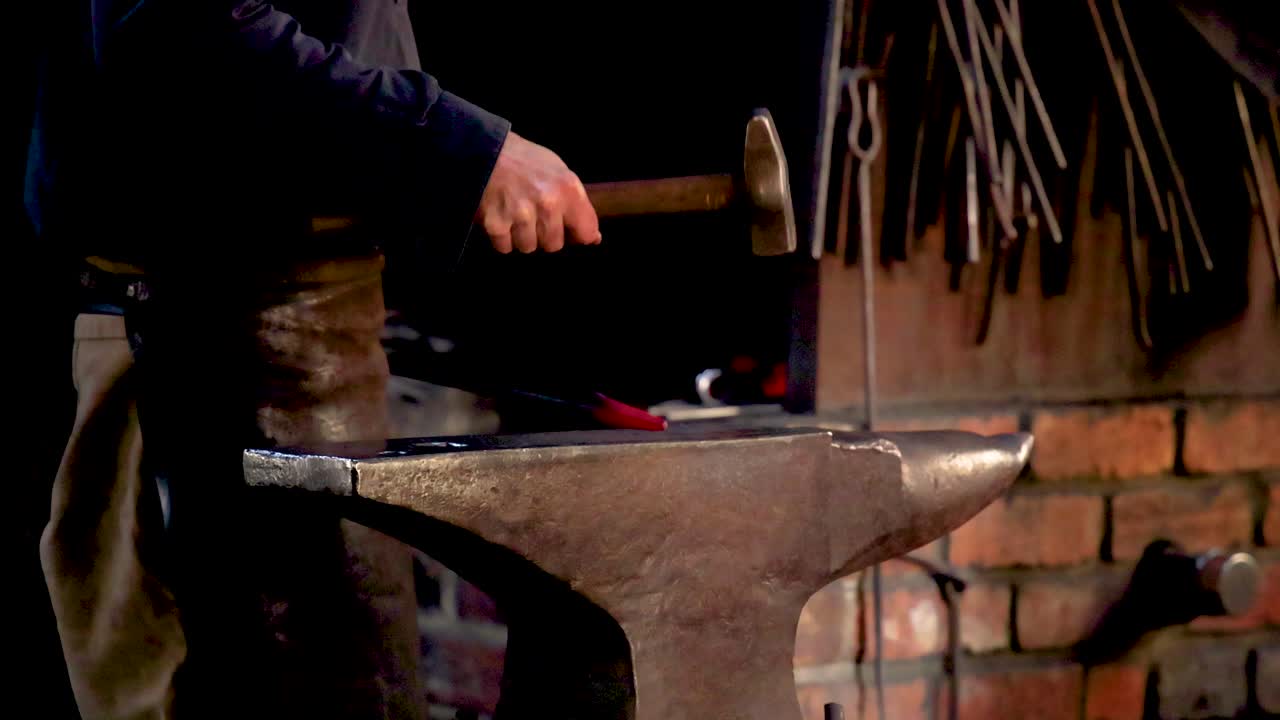 herrero trabajando en una herrería