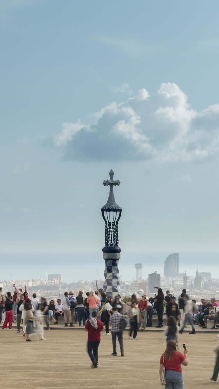 timelapse del horizonte de barcelona tomado desde el parque guell en vertical
