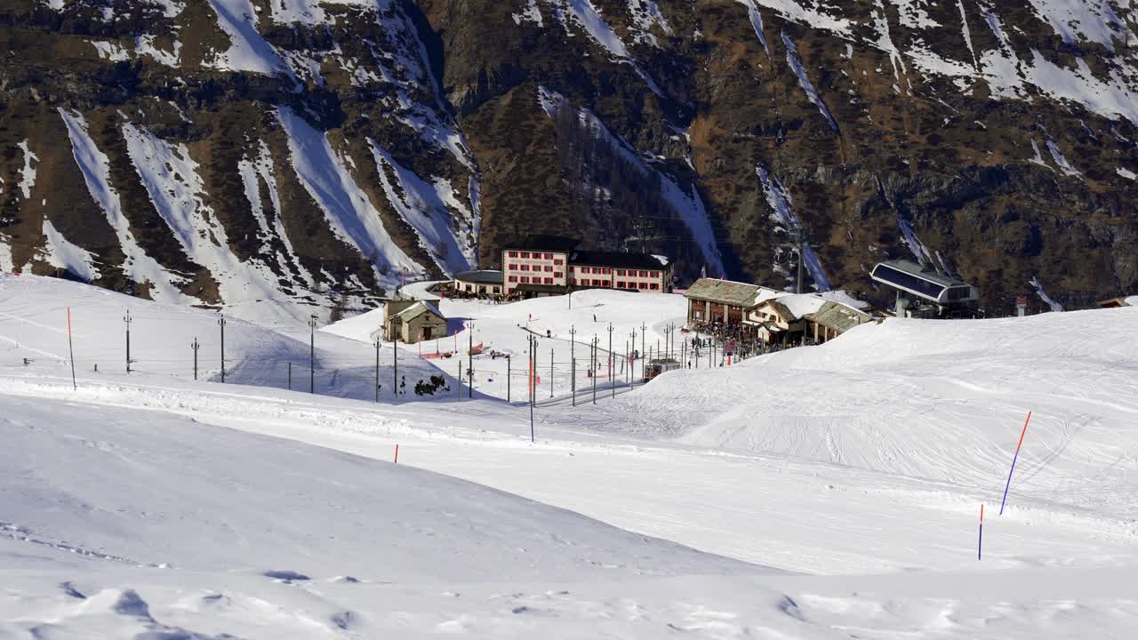 vista ampliada de una estación de esquí en los alpes suizos cerca de zermatt