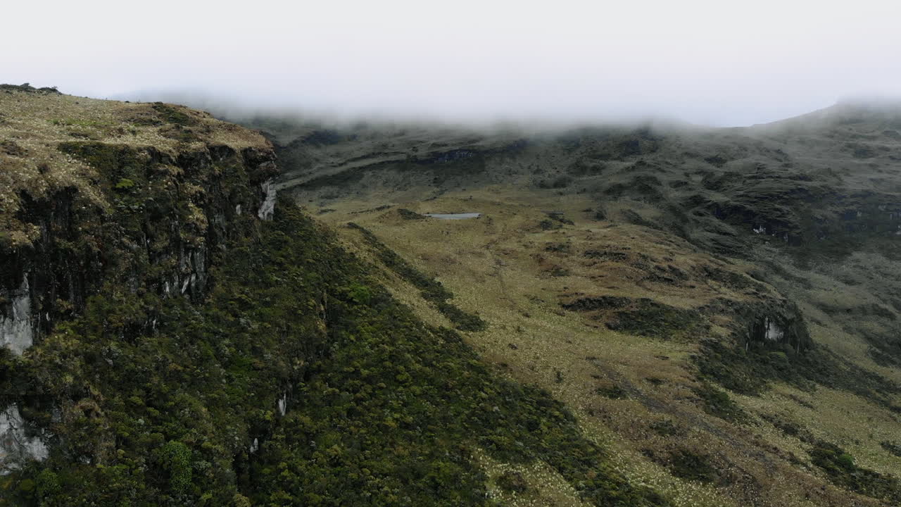 vista aérea del valle nublado - colombia