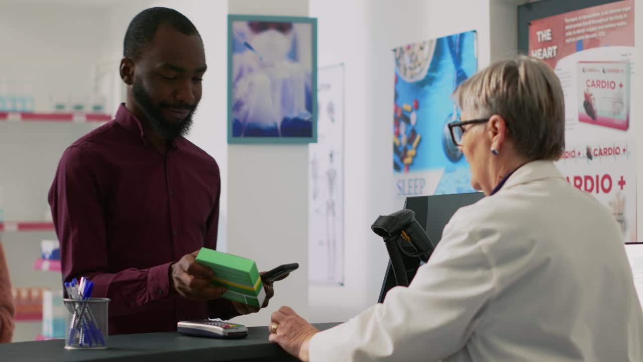 Kunder ved skranken på apoteket, der køber medicin