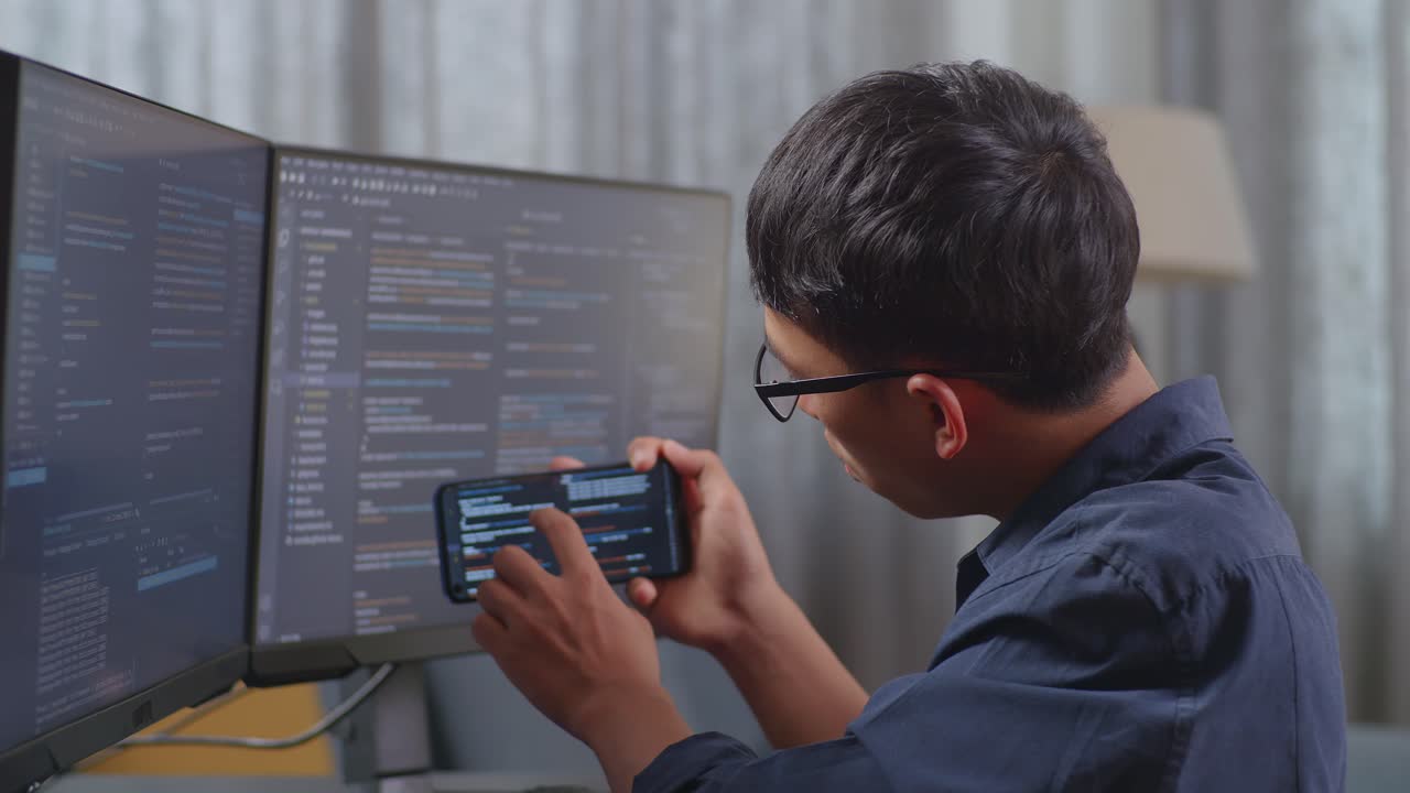 programador trabajando en código en múltiples pantallas
