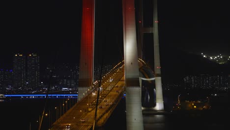 Coches-Conduciendo-Por-El-Puente-De-Noche