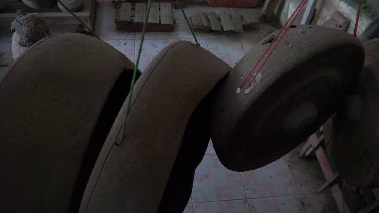 el instrumento musical de gamelan dañado estuvo expuesto a nubes calientes cuando el desastre de la erupción volcánica