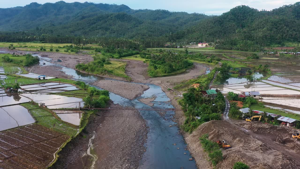 Rozległy, odległy krajobraz i sceneria naturalna w Barangay Guinsaugon, Southern Leyte, Filipiny