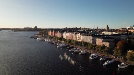 la orilla del lago mälaren en estocolmo, suecia, tomas de drones en 4k