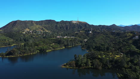 tomada aérea de seguimiento del lago hollywood con el letrero en el fondo, en la