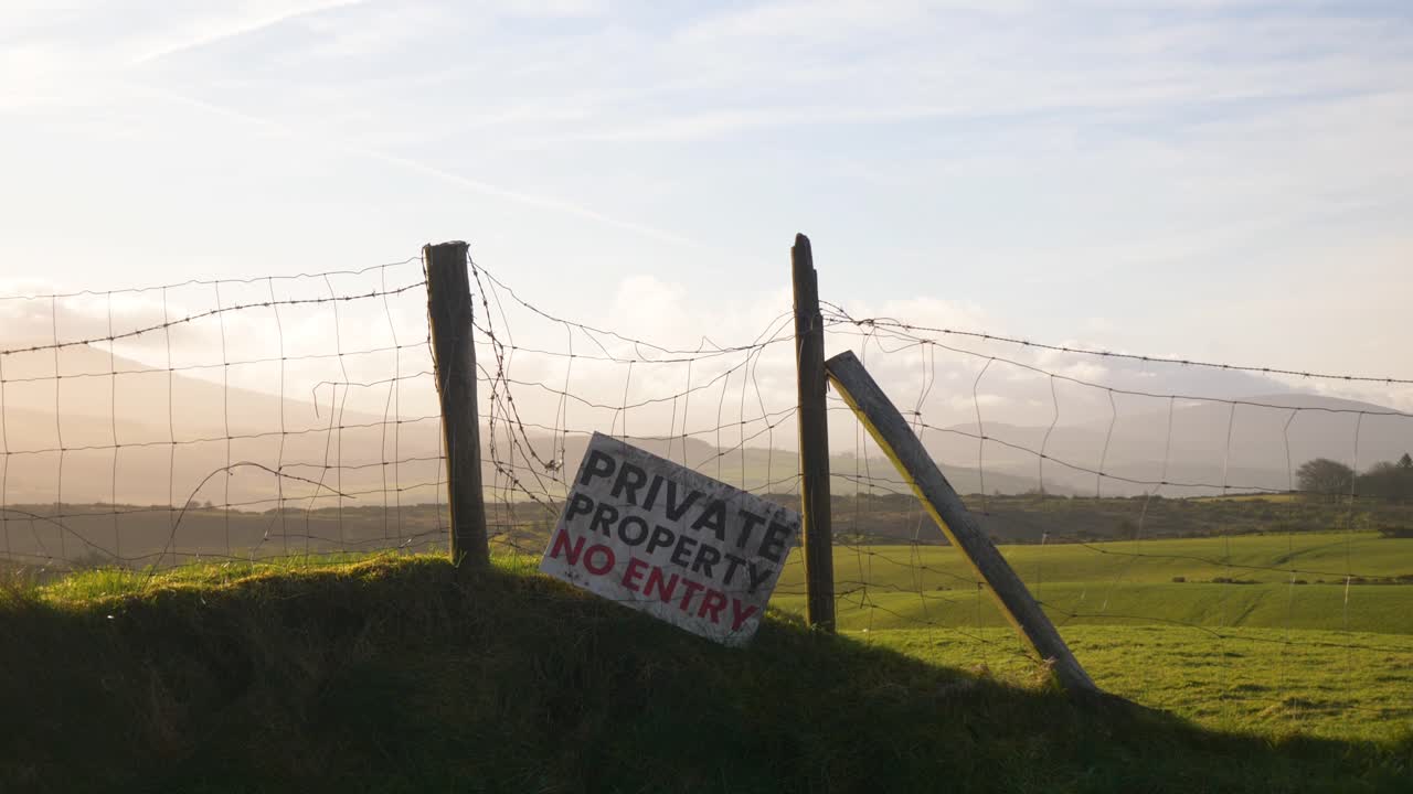 아일랜드의 위클로 산맥에 있는 울타리에 매달린 사유 재산 표지판