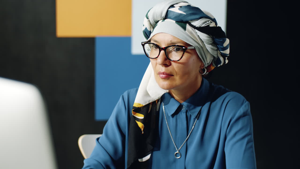 mujer con turbante trabajando en la oficina