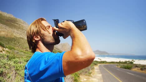 Triathlet-Mann-Trinkt-Wasser-Auf-Der-Landstraße