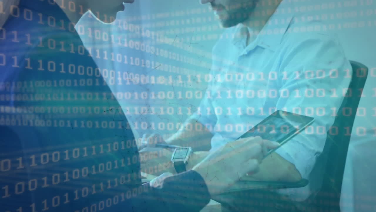 animación de codificación binaria sobre hombres de negocios caucásicos que usan tableta