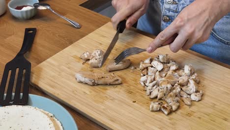cortar pollo cocido para una comida