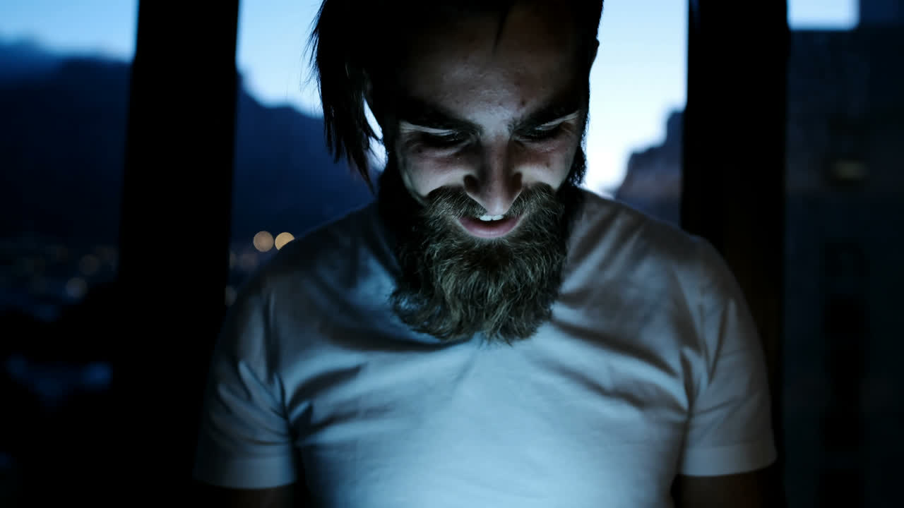 hombre usando tableta digital en casa 4k