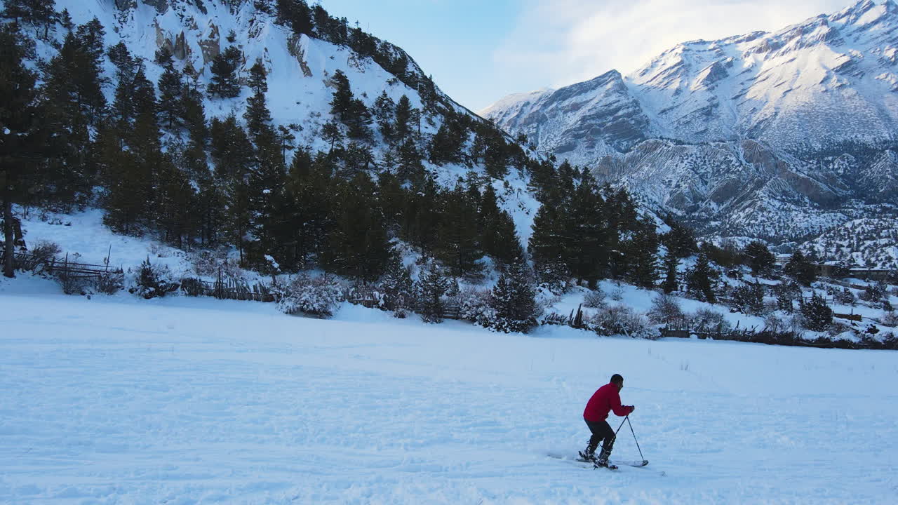 Sciata spettacolare, Nepal terra del Paese delle Meraviglie, regione del circuito dell'Annapurna, ripresa con drone di paesaggio innevato con un escursionista che si gode l'avventura 4K