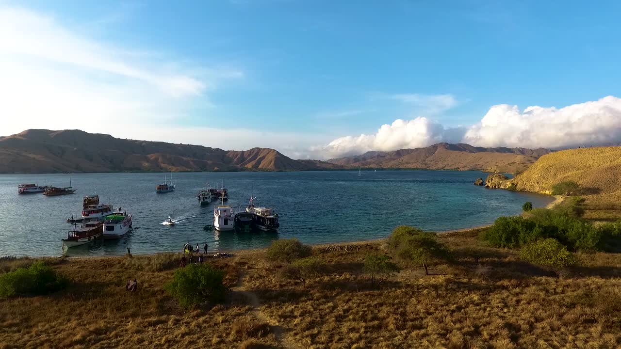 dron vuela sobre gili lawa darat en el parque nacional de komodo, parque de cruceros en barco en la bahía, destino turístico de viaje de ensueño no contaminado para la nueva normalidad