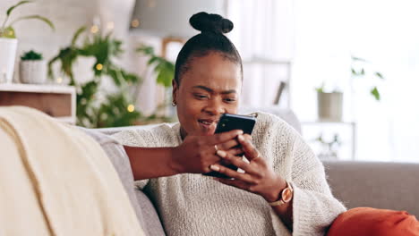 Black-woman,-phone-and-texting-on-a-sofa