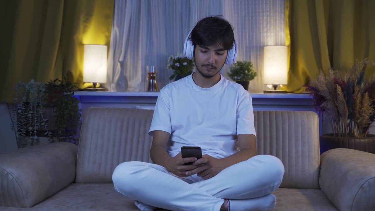 밤에 집에서 음악을 듣는 것은 편안하고 차분합니다.