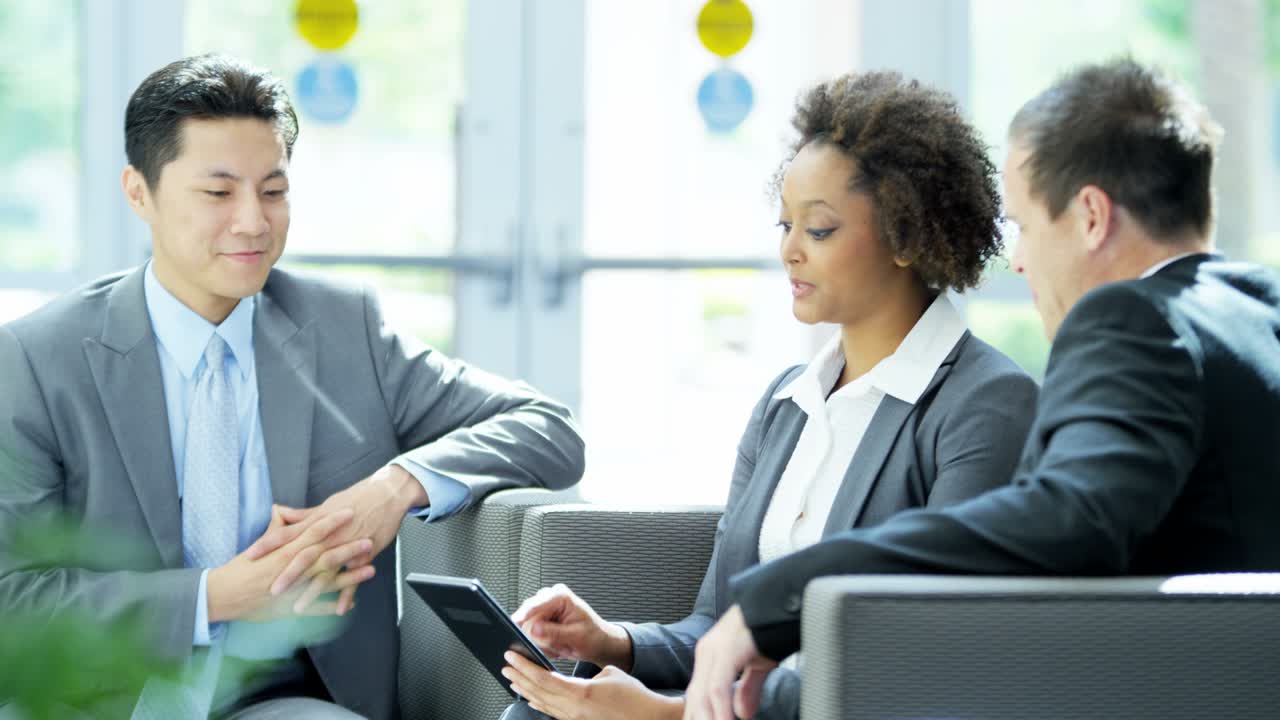 다민족 비즈니스 컨설턴트 회의 태블릿 기술을 사용하여