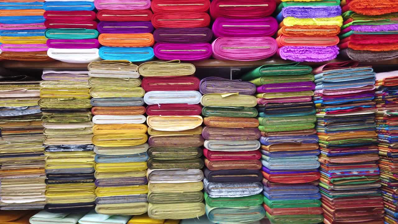 rollos de tela de colores exhibidos en una tienda