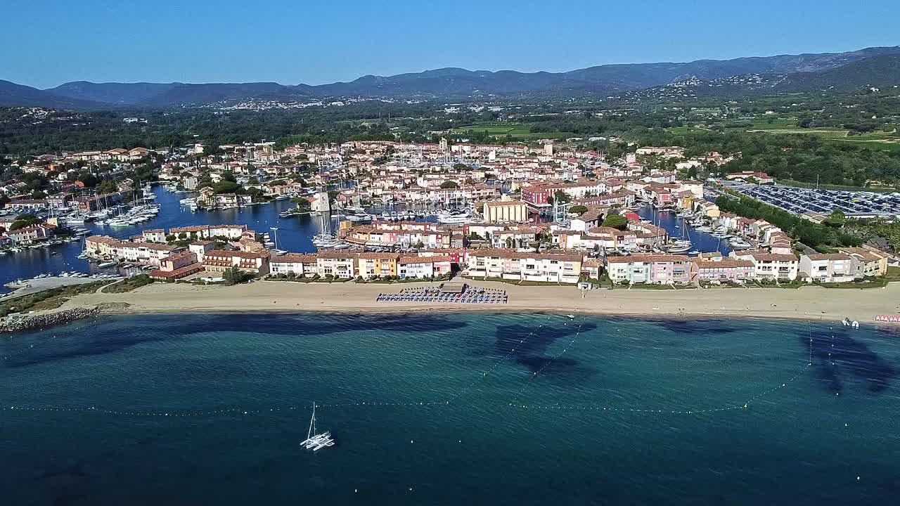 agua tranquila del océano mediterráneo azul, escena de playa desierta, fondo del puerto
