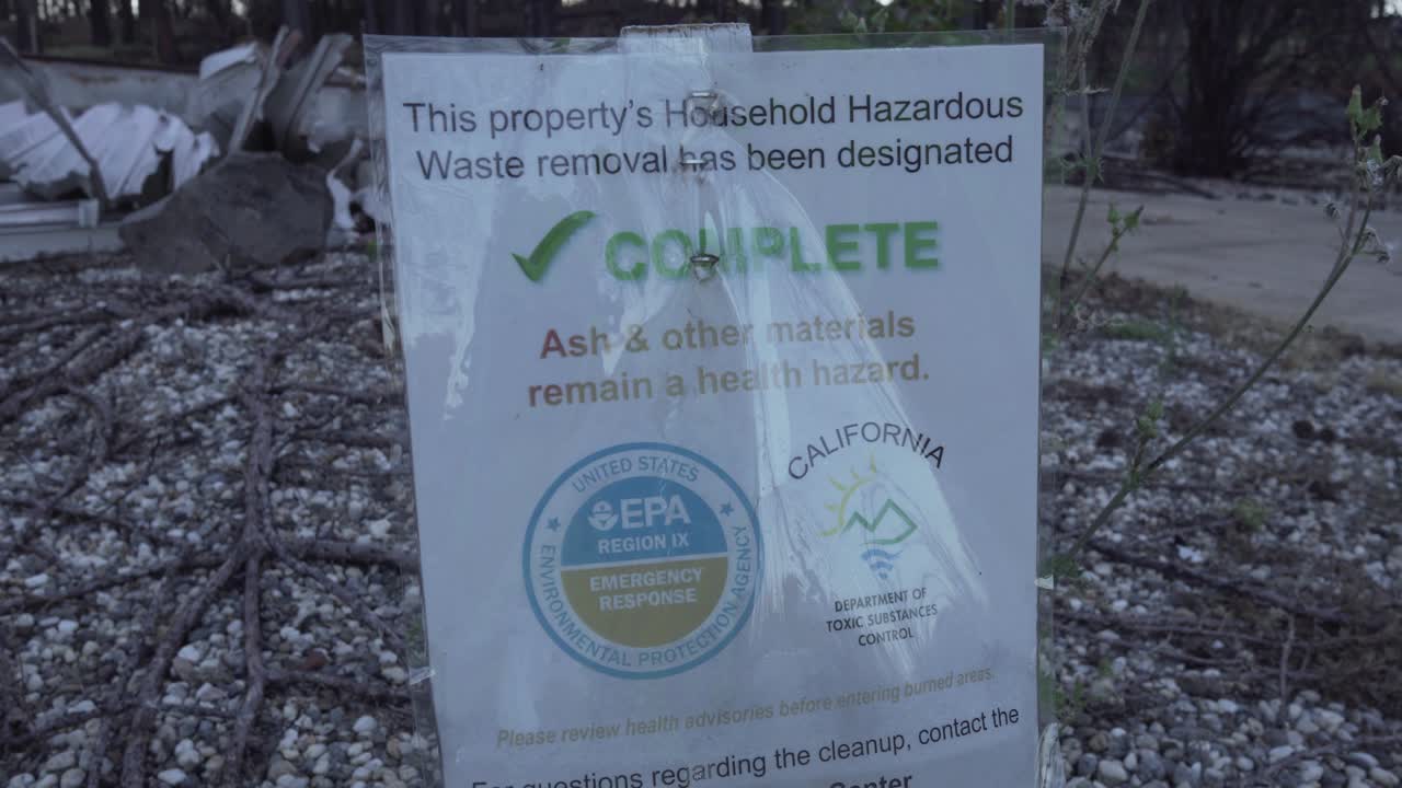 캘리포니아 낙원에서 불에 탄 집 앞의 epa 완화 표지판
