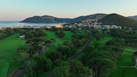 Zug-überquert-Den-Golf-Von-Mandelieu-Théoule-sur-Mer-Im-Hintergrund-Luftaufnahme-Des-Sonnenuntergangs