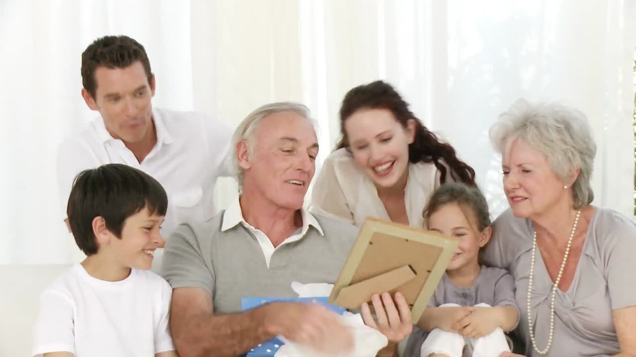 할아버지 에게 선물 을 주는 가족