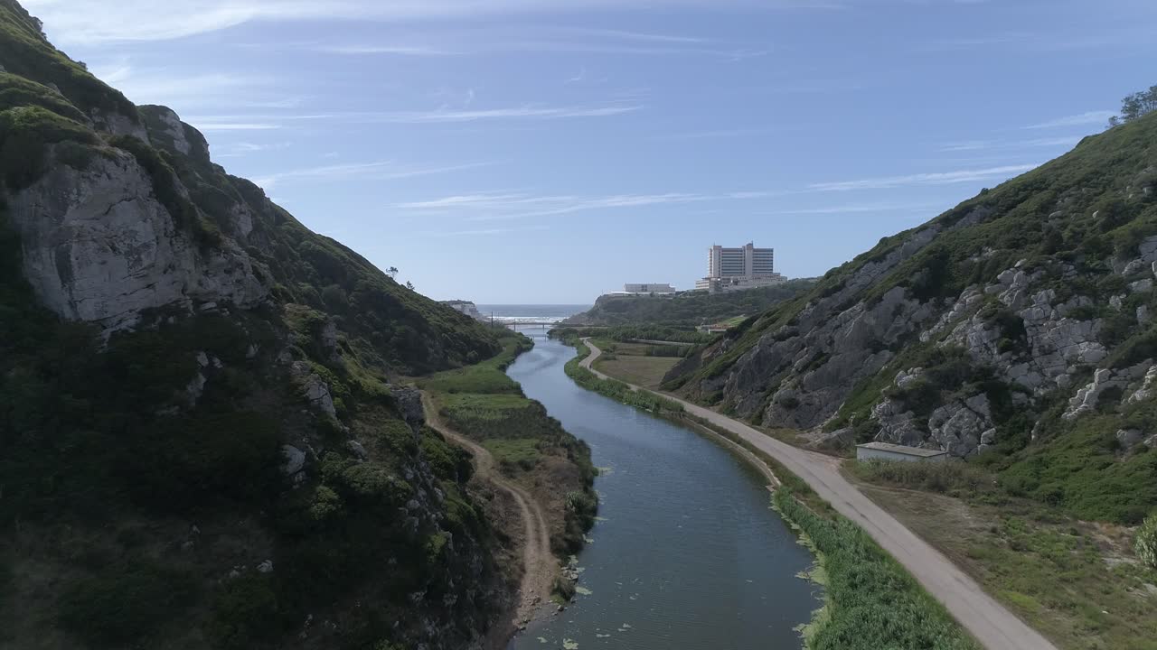 산 속 의 강 에 대한 항공 사진