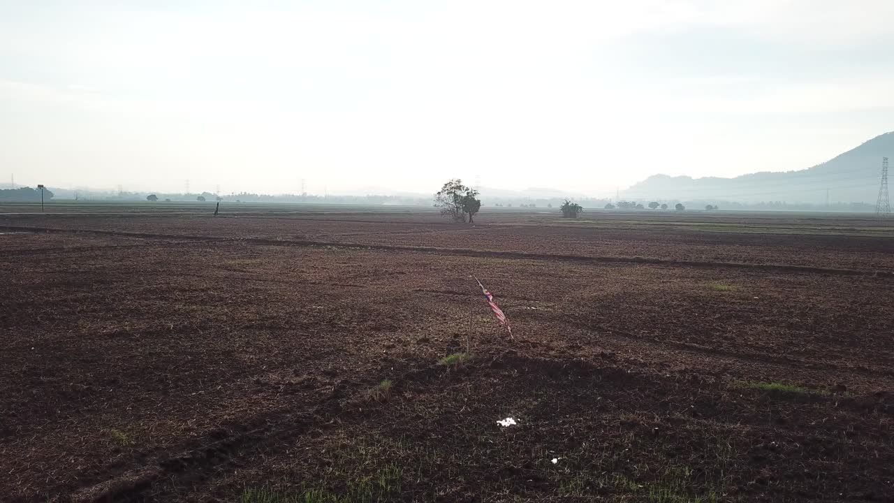 광대한  ⁇ 은 땅에서 말레이시아  ⁇ 발의 회전 후 촬영.